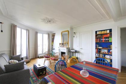 Bright Apartment On The Roofs Of Paris - image 4