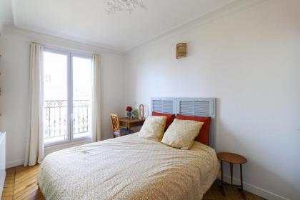 Bright Apartment On The Roofs Of Paris - image 6