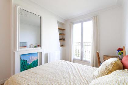 Bright Apartment On The Roofs Of Paris - image 7