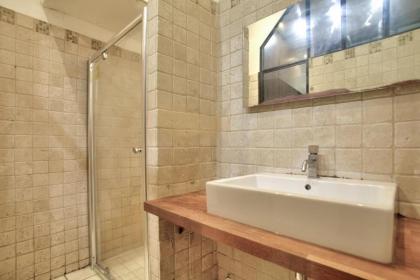 2 Bedrooms Le Marais Nazareth - image 11