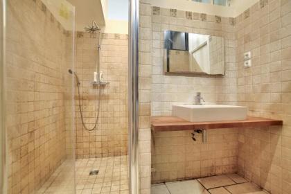 2 Bedrooms Le Marais Nazareth - image 13