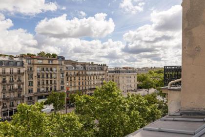 Veeve - Footsteps from the Arc de Triomphe - image 16