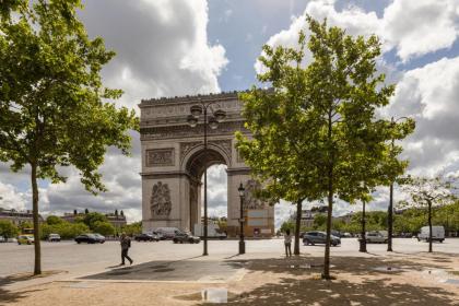 Veeve - Footsteps from the Arc de Triomphe - image 17