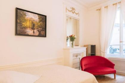 Luxurious 4 Bedroom Apartment next to The Eiffel Tower - image 14