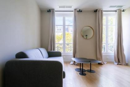 Stylish 2 Bedroom Apartment in Paris - image 2