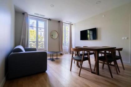 Stylish 2 Bedroom Apartment in Paris - image 3