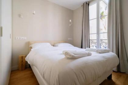 Stunning 1 Bedroom Apartment in Paris - image 2