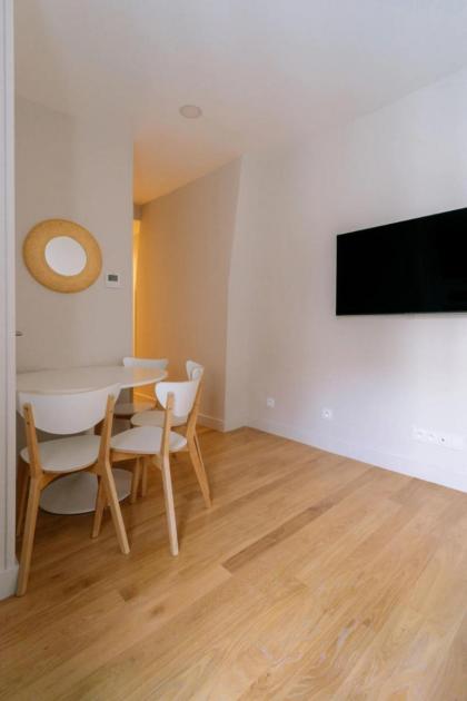 Stunning 1 Bedroom Apartment in Paris - image 7