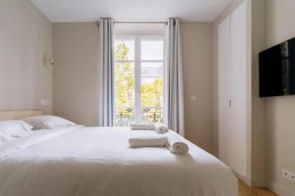 Relaxing Studio Apartment in the Heart of Paris - image 2