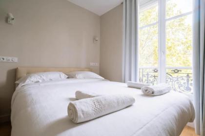 Relaxing Studio Apartment in the Heart of Paris - image 3