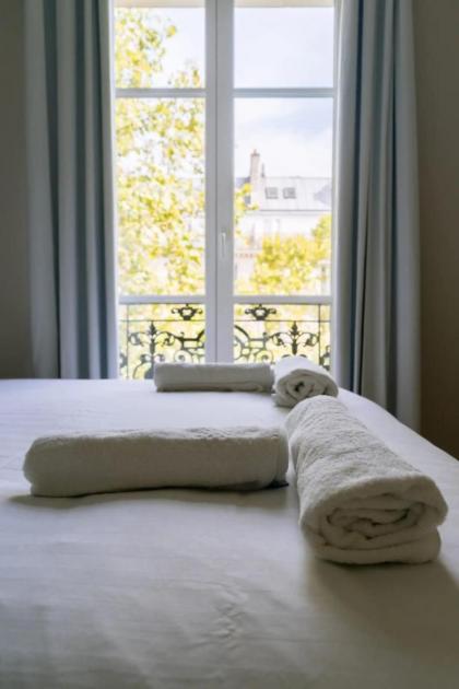 Relaxing Studio Apartment in the Heart of Paris - image 4