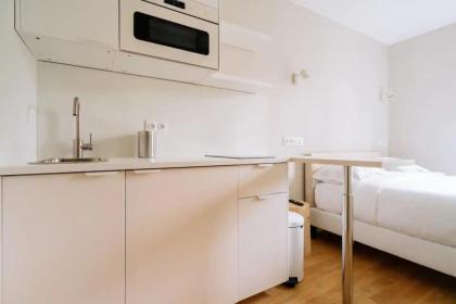 Relaxing Studio Apartment in the Heart of Paris - image 5