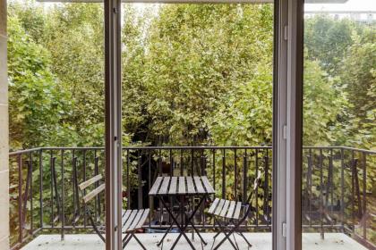 A cosy nest with a balcony near the Seine - image 13