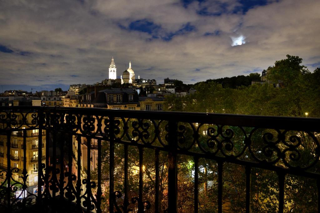 Magnificent apartment with balcony overlooking Sacre-Coeur - Paris 18eme - image 2