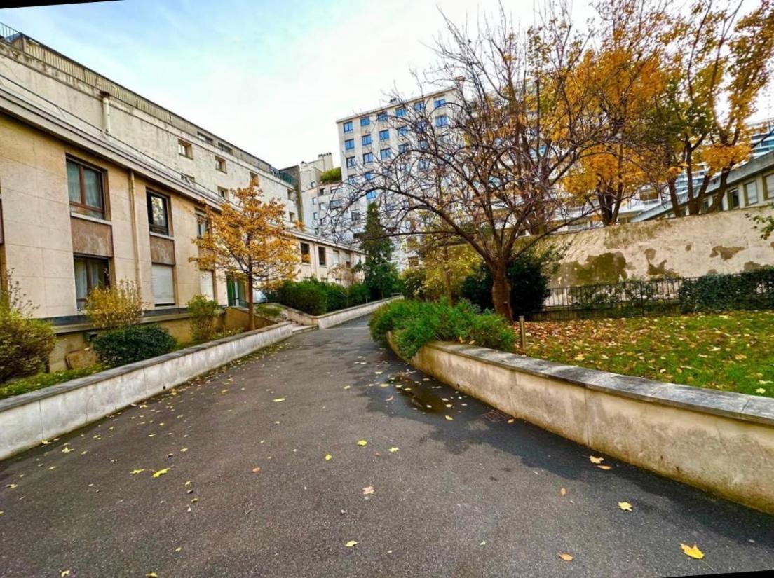 Atrium Victor Hugo Eiffel Tower Arc du Triumph 16th district renovated top of the line équipements and furnished 62sqm 1 master Bsr 1 living room dining room secure - image 7