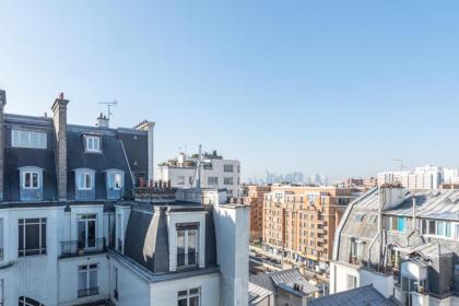 Bright studio with beautiful view in Paris - image 8