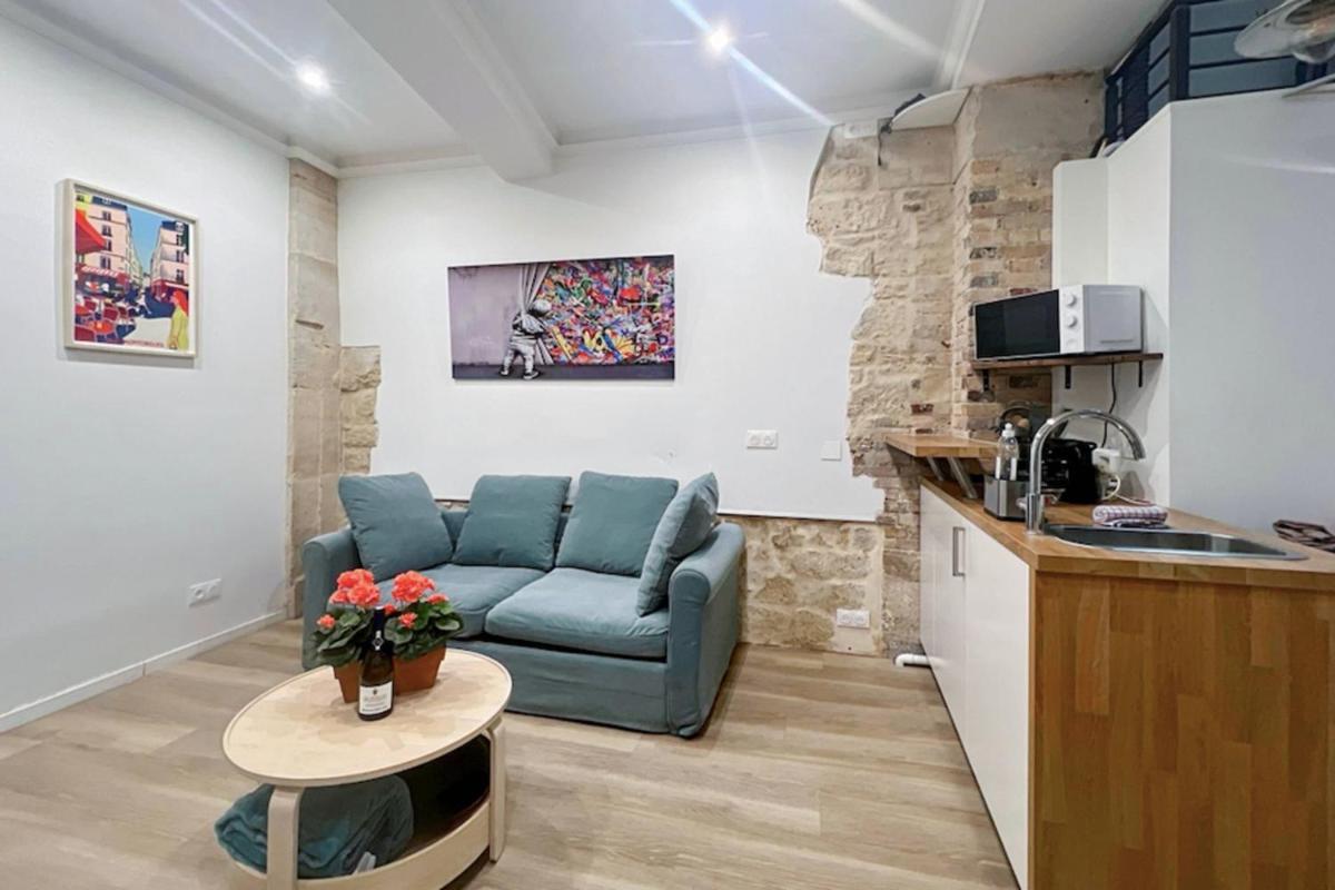 Ideally located and atypical apartment in Paris - main image