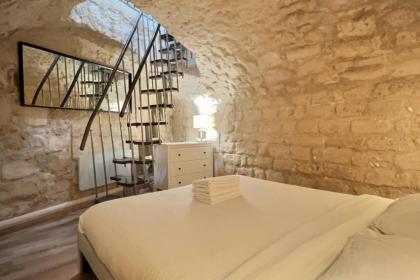 Ideally located and atypical apartment in Paris - image 5