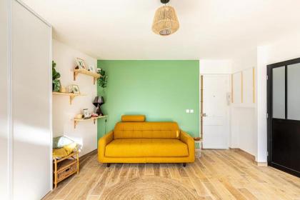 Bright and functional studio in the heart of Paris - image 2