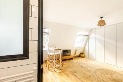 Bright and functional studio in the heart of Paris - image 3