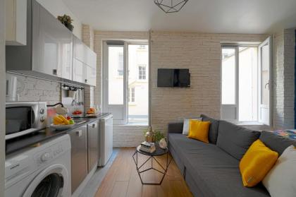 Super Location Meets Charming Studio -Ecole Militaries Champ de Mars - 7th Arrondisment - image 2