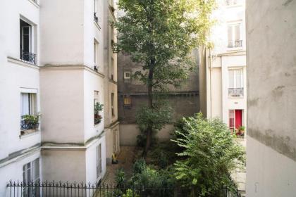 Apartment near Montmartre - image 19