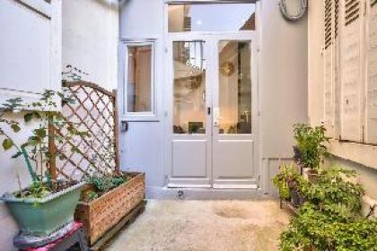 NEW ! Eiffel Tour Superb 1BR Apt in Paris - image 12