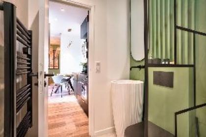 NEW ! Eiffel Tour Superb 1BR Apt in Paris - image 15