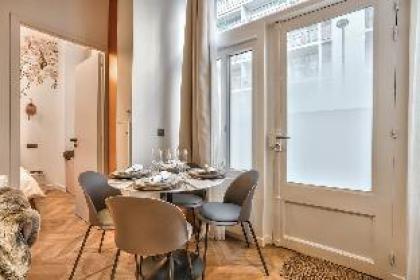 NEW! Eiffel Tour Splendid 2BR apt in Paris - image 14