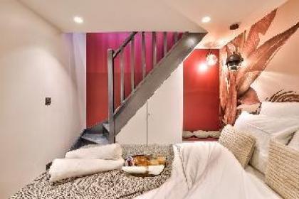 NEW! Eiffel Tour Splendid 2BR apt in Paris - image 2