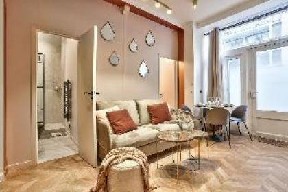 NEW! Eiffel Tour Splendid 2BR apt in Paris - image 8