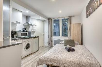 Modern studio for 2 persons near la Bastille - image 10