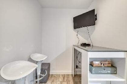 Modern studio for 2 persons near la Bastille - image 12