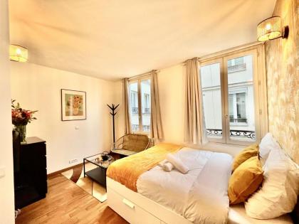 Cosy appartment in the marais district - image 20