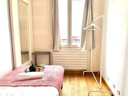 Cosy appartment in the marais district - image 5