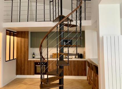 Charming loft style appartment in center of marais - image 13