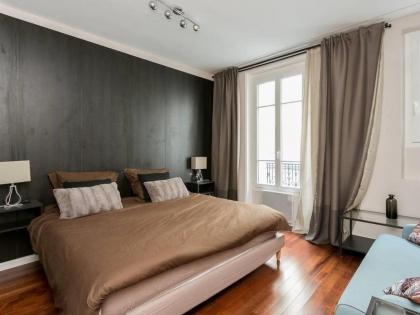 Large Modern Studio close to the Eiffel Tower and Paris Highlights - image 15