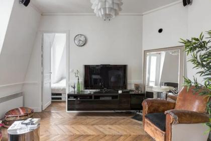 Parisian apartment with Eiffel Tower view - image 10