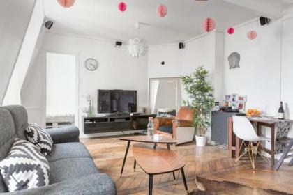 Parisian apartment with Eiffel Tower view - image 9