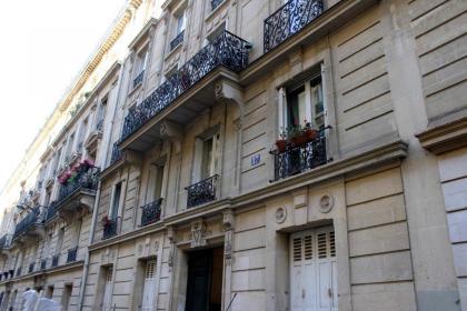 Cosy 27m apartment in the 8th district of Paris - image 13