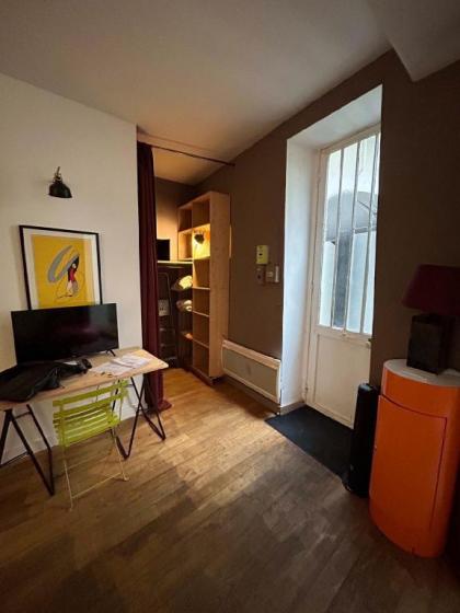 LOVELY STUDIO IN THE HEART OF MONTORGUEIL  - image 8