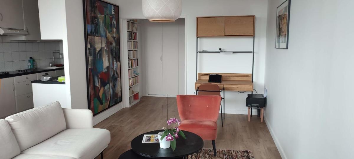 Bright flat with uninterrupted views in Paris 13th - image 2