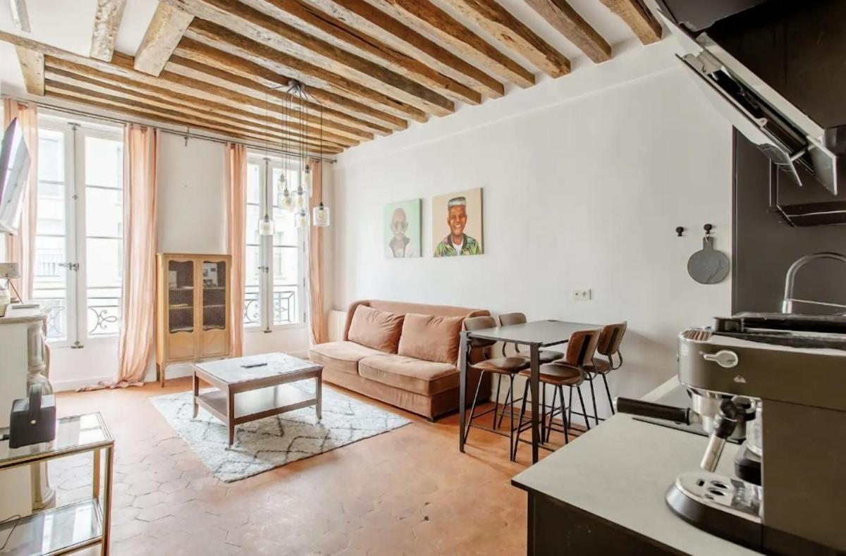 Refurbished love nest in central Paris - main image