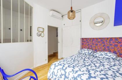 Refurbished love nest in central Paris - image 15