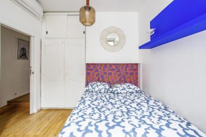 Refurbished love nest in central Paris - image 16