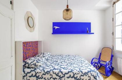 Refurbished love nest in central Paris - image 17