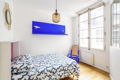 Refurbished love nest in central Paris - image 18