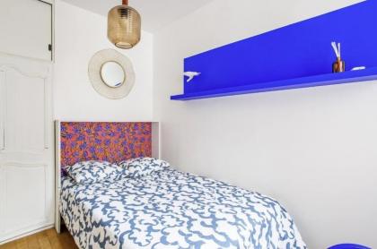 Refurbished love nest in central Paris - image 19