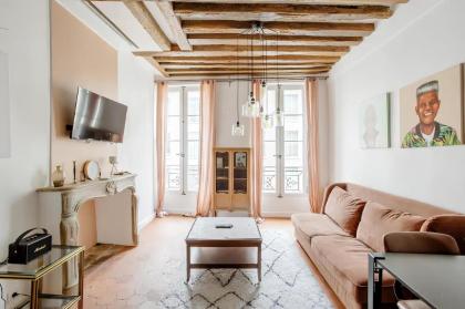 Refurbished love nest in central Paris - image 2