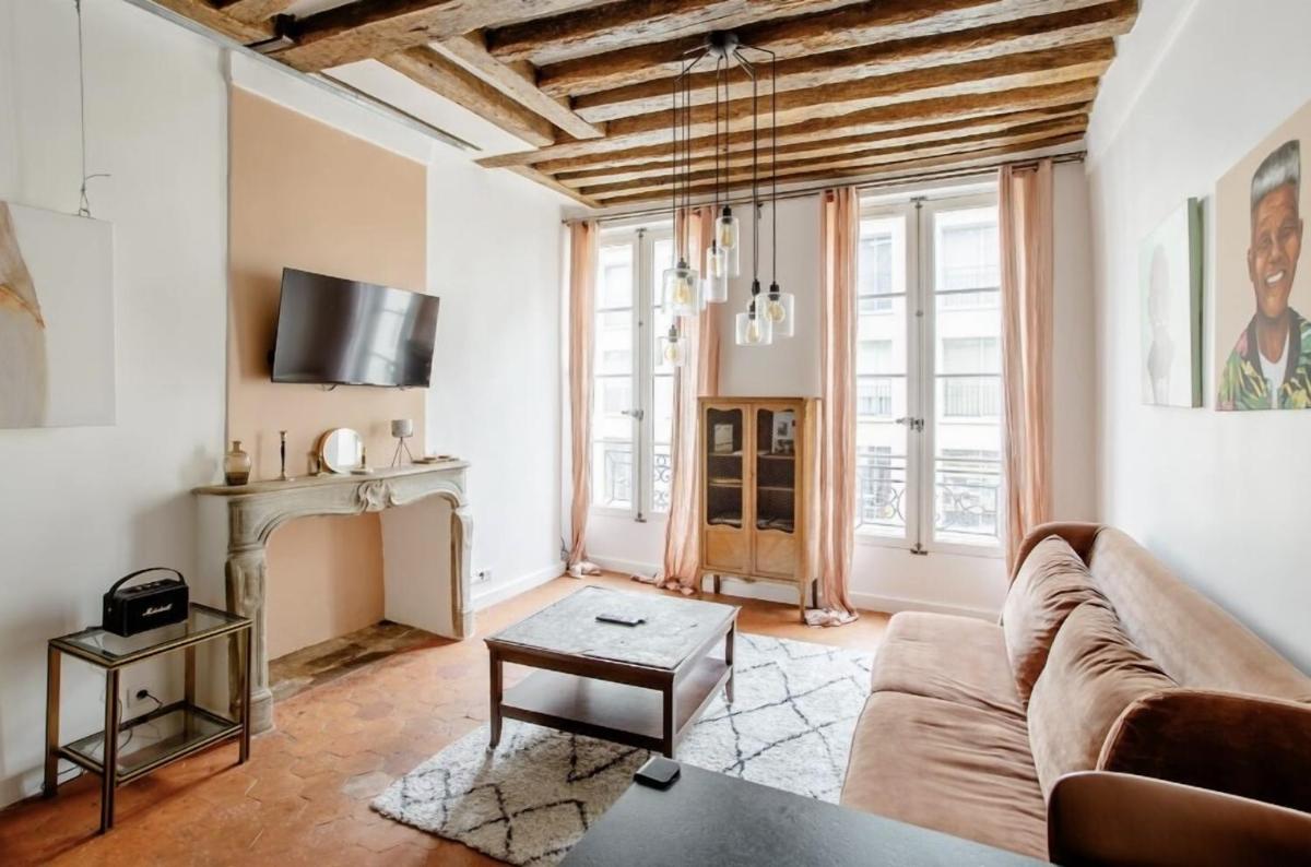 Refurbished love nest in central Paris - image 7